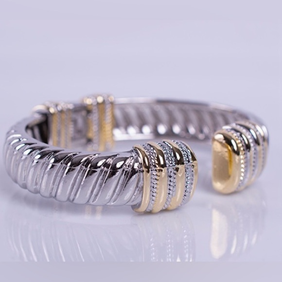 ☃️SOLD❄️GORGEOUS CHUNKY SCULPTED CABLE DESIGN - Picture 3 of 3